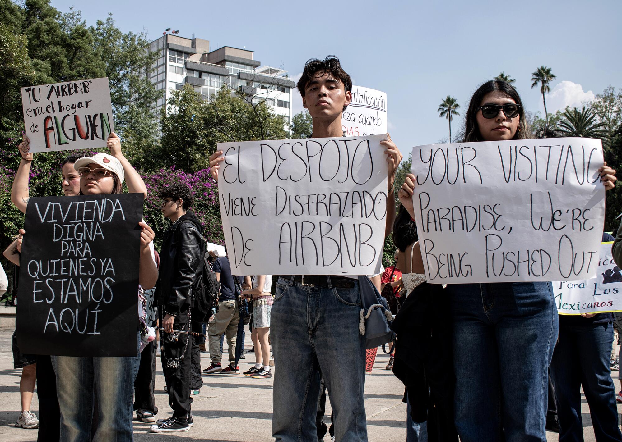 El rechazo a plataformas como AirBNB se hizo presente en la manifestación Anti Gentrificación realizada en el renombrado “Foro Gaza” en la colonia Condesa de la Ciudad de México, 4 de julio de 2025.